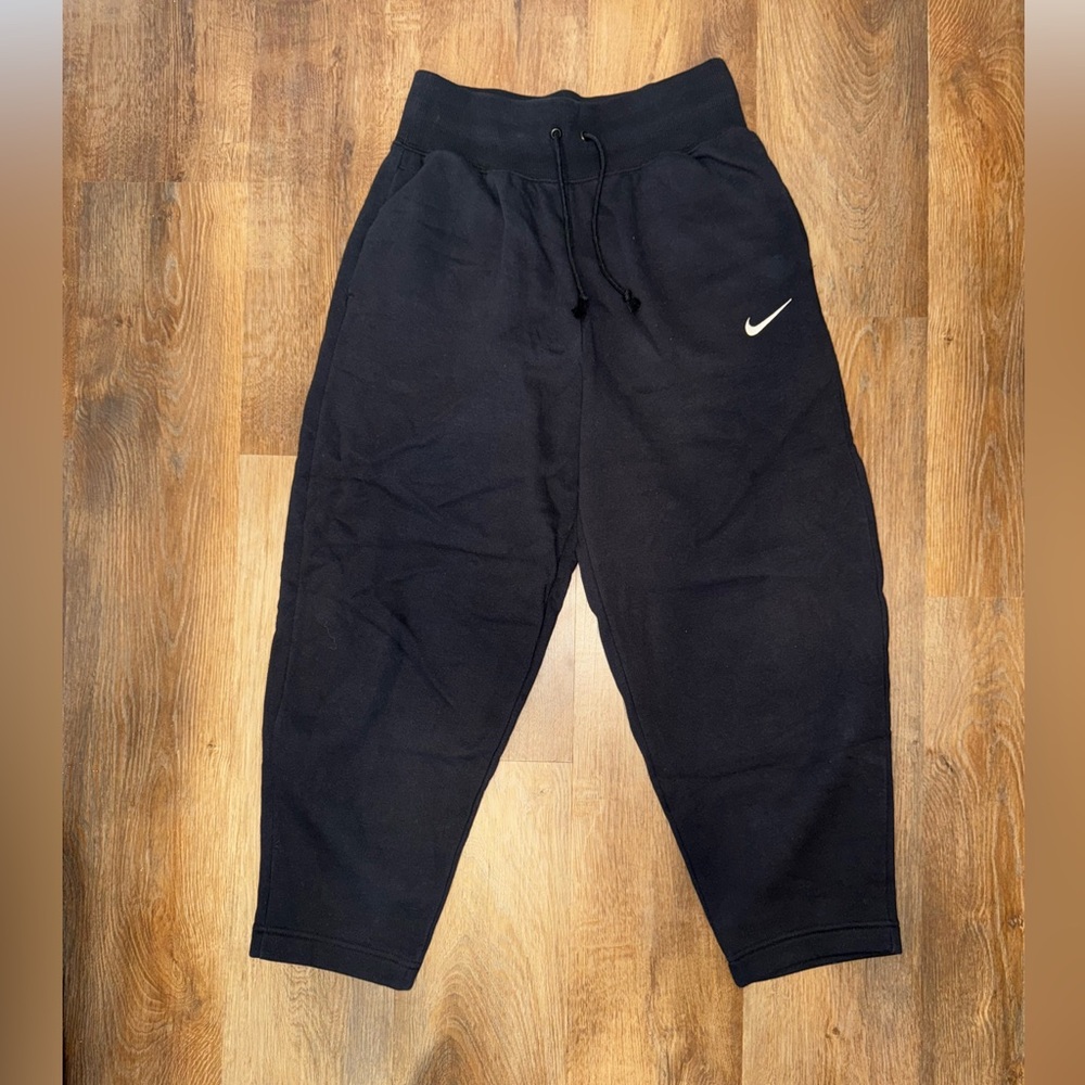 Nike Wide Legged Cropped Sweatpants - size S